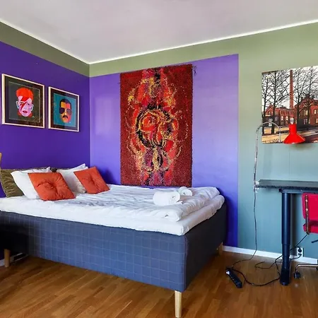 A Stylish Retro Near The Metro And Essential Services Apartamento