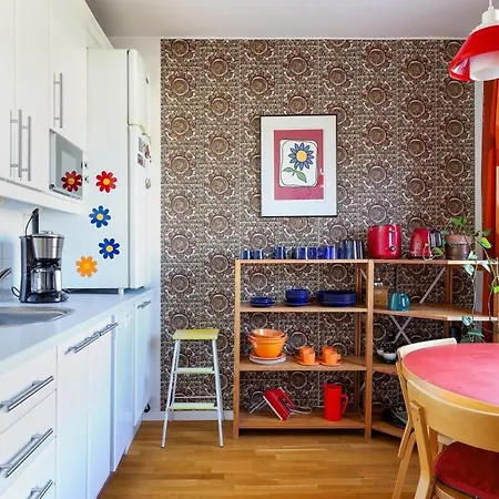 A Stylish Retro Near The Metro And Essential Services Apartamento Helsínquia