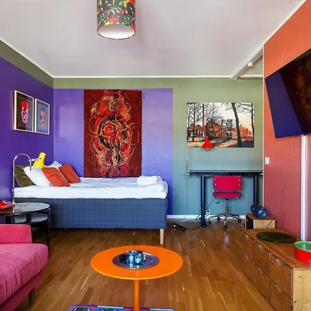 A Stylish Retro Near The Metro And Essential Services *