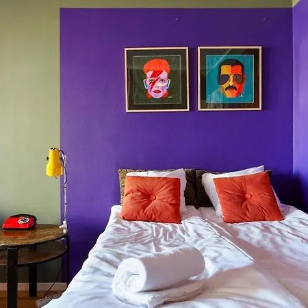 A Stylish Retro Near The Metro And Essential Services